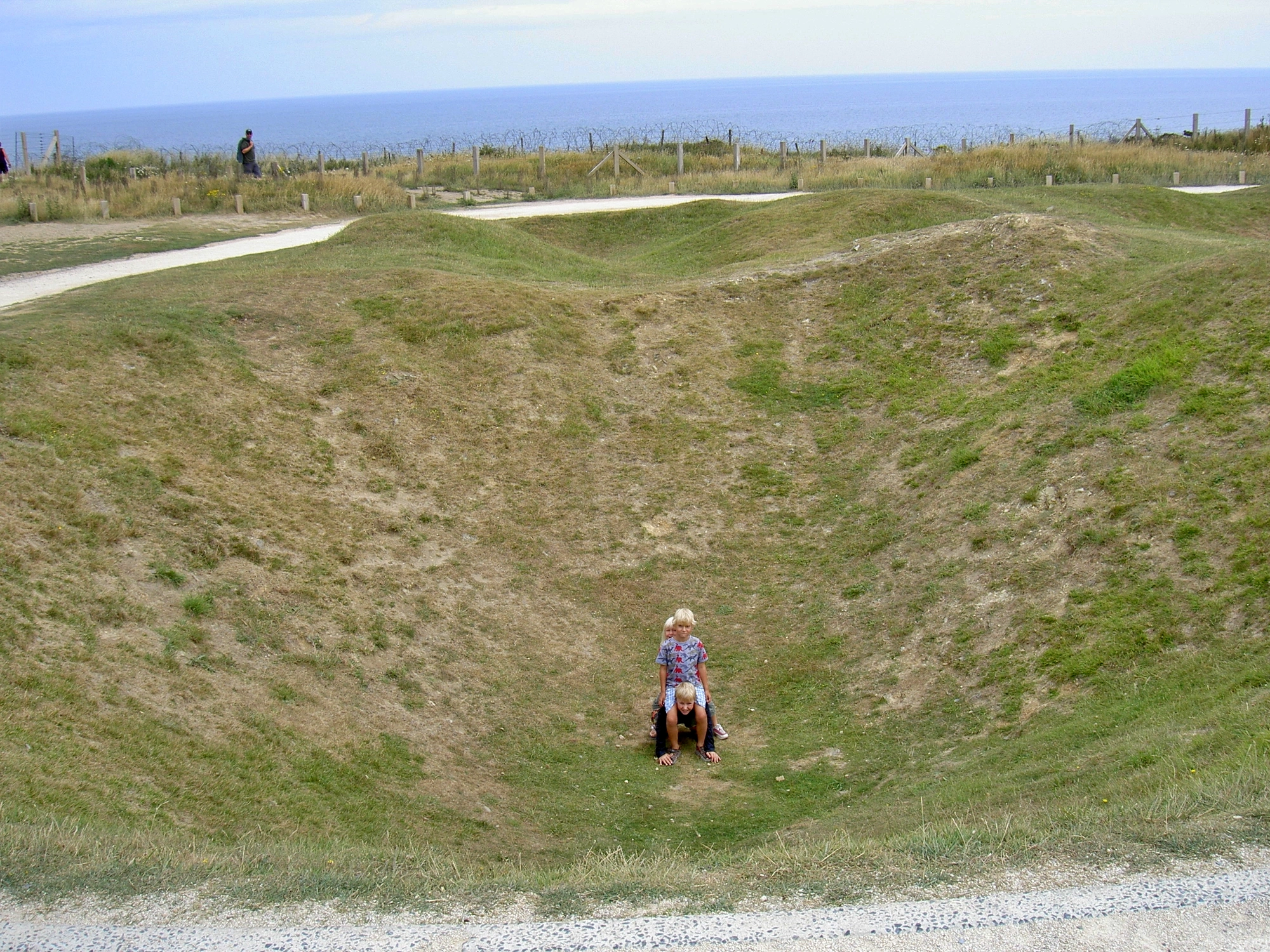 En av många bombkratrar vid La Pointe du Hoc En av många bombkratrar vid La Pointe du Hoc
