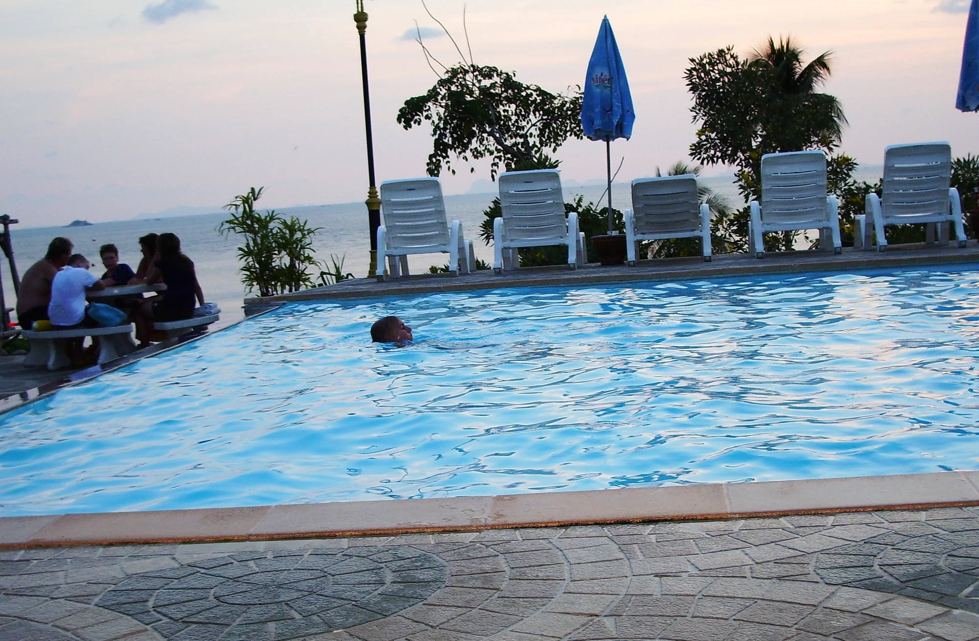 Fiilip badar i poolen på resorten Fiilip badar i poolen på resorten
