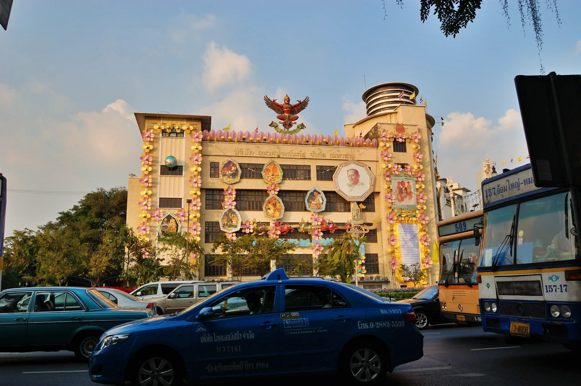 Deves Insurance Building som ligger vid Ratchadamnoen Klang Avenue Deves Insurance Building som ligger vid Ratchadamnoen Klang Avenue