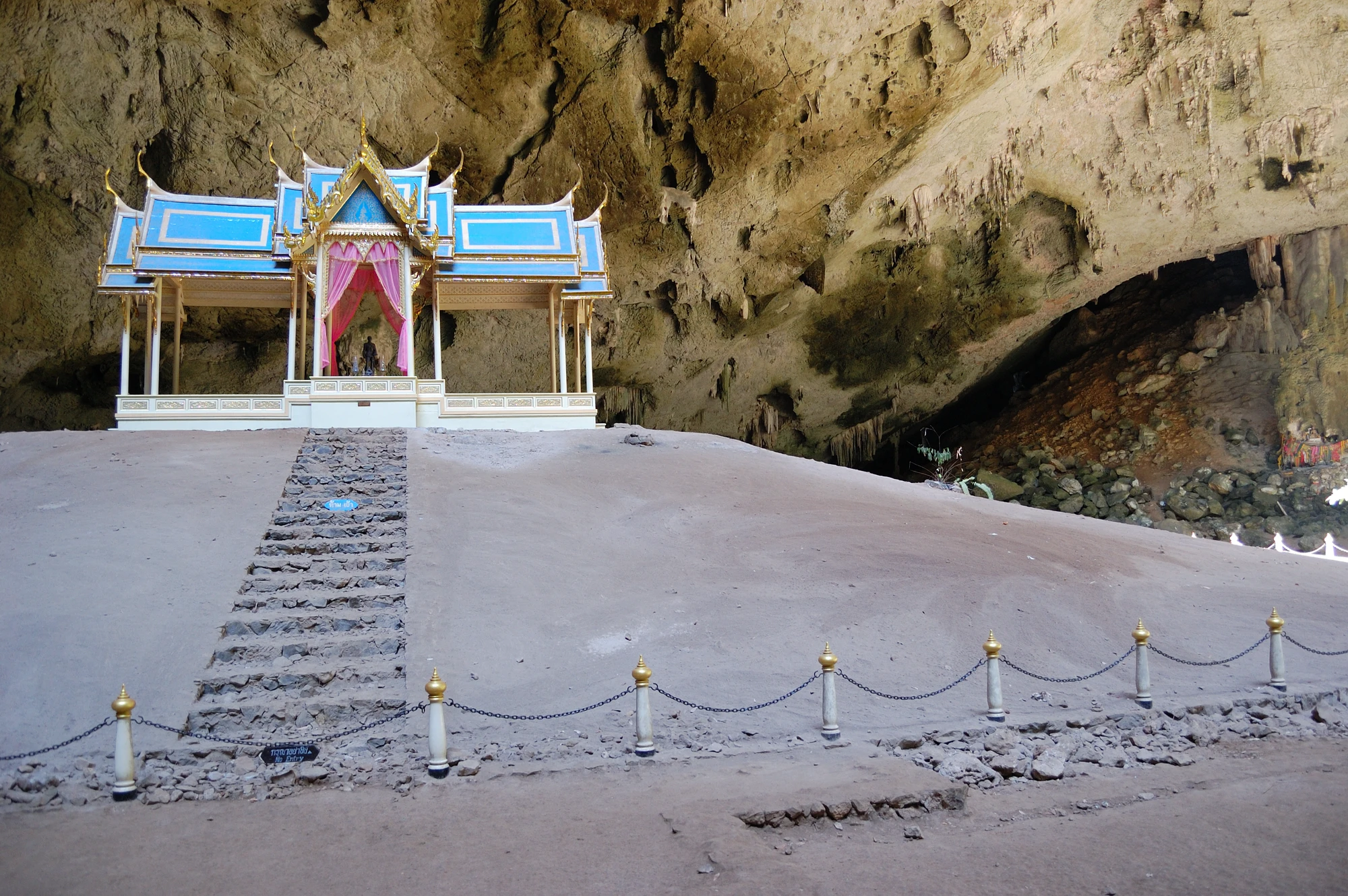 Också den kungliga paviljongen Phra Thinang Khuha Kharuehat Också den kungliga paviljongen Phra Thinang Khuha Kharuehat
