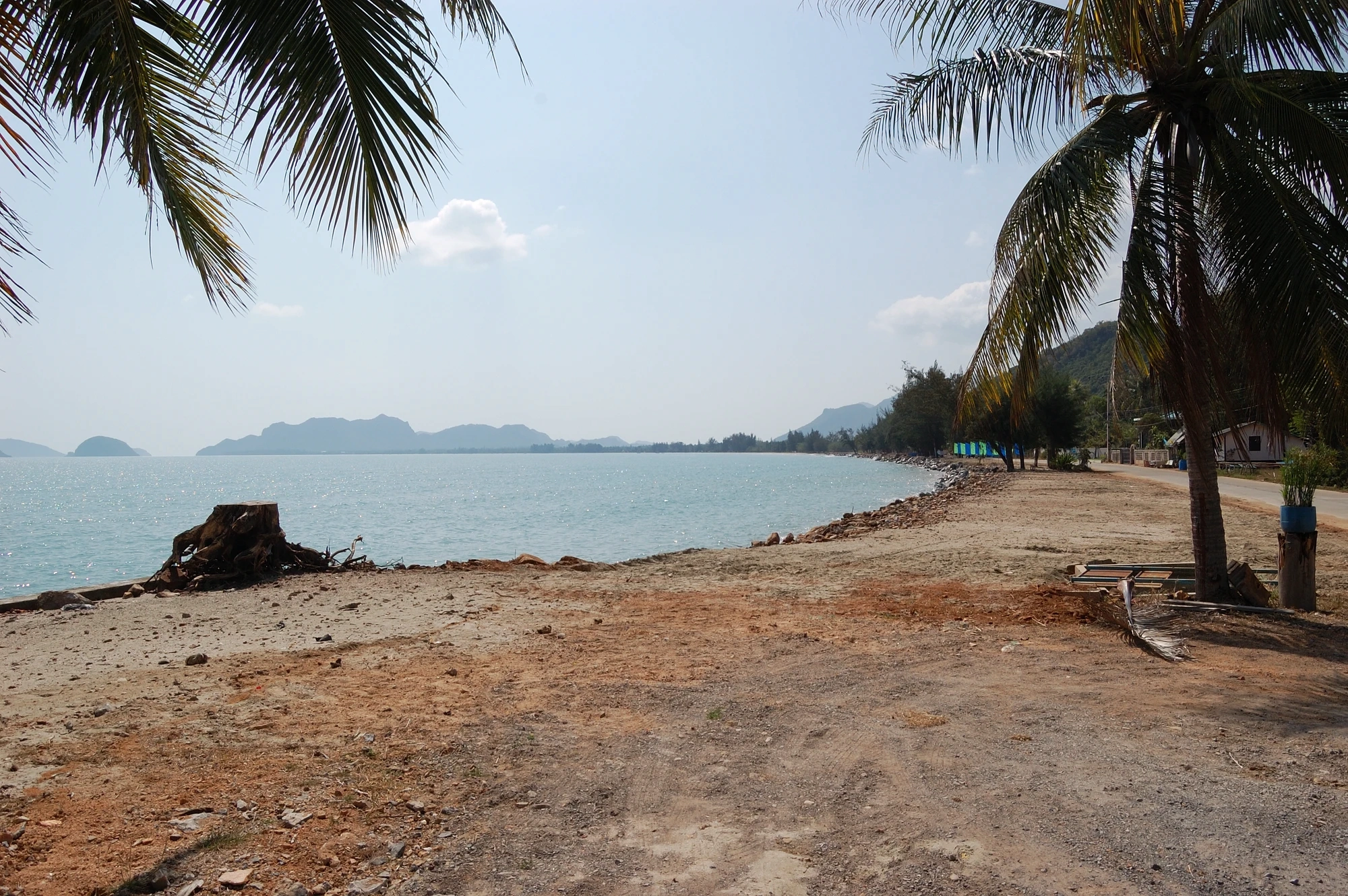 I slutet av Beach Road där vi vände, stranden här kan heta Nong Khao Niao Beach. I slutet av Beach Road där vi vände, stranden här kan heta Nong Khao Niao Beach.