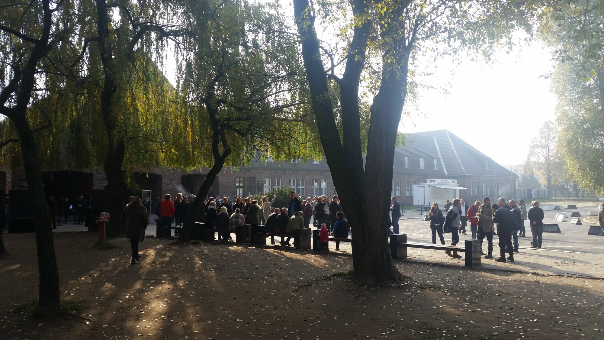 Utanför entrén Auschwitz 1, huvudlägret där muséet finns. Utanför entrén Auschwitz 1, huvudlägret där muséet finns.