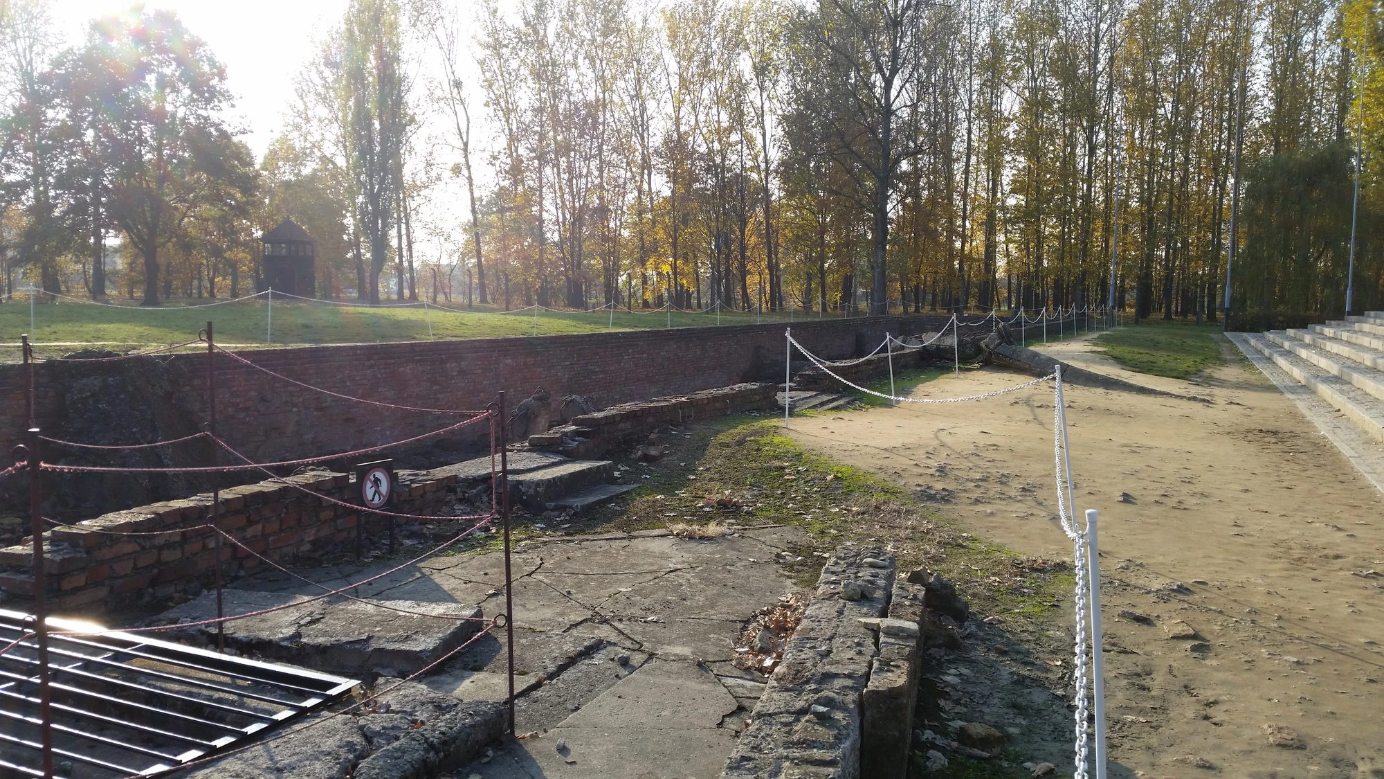 Ruiner efter gaskammaren och krematorium III Ruiner efter gaskammaren och krematorium III