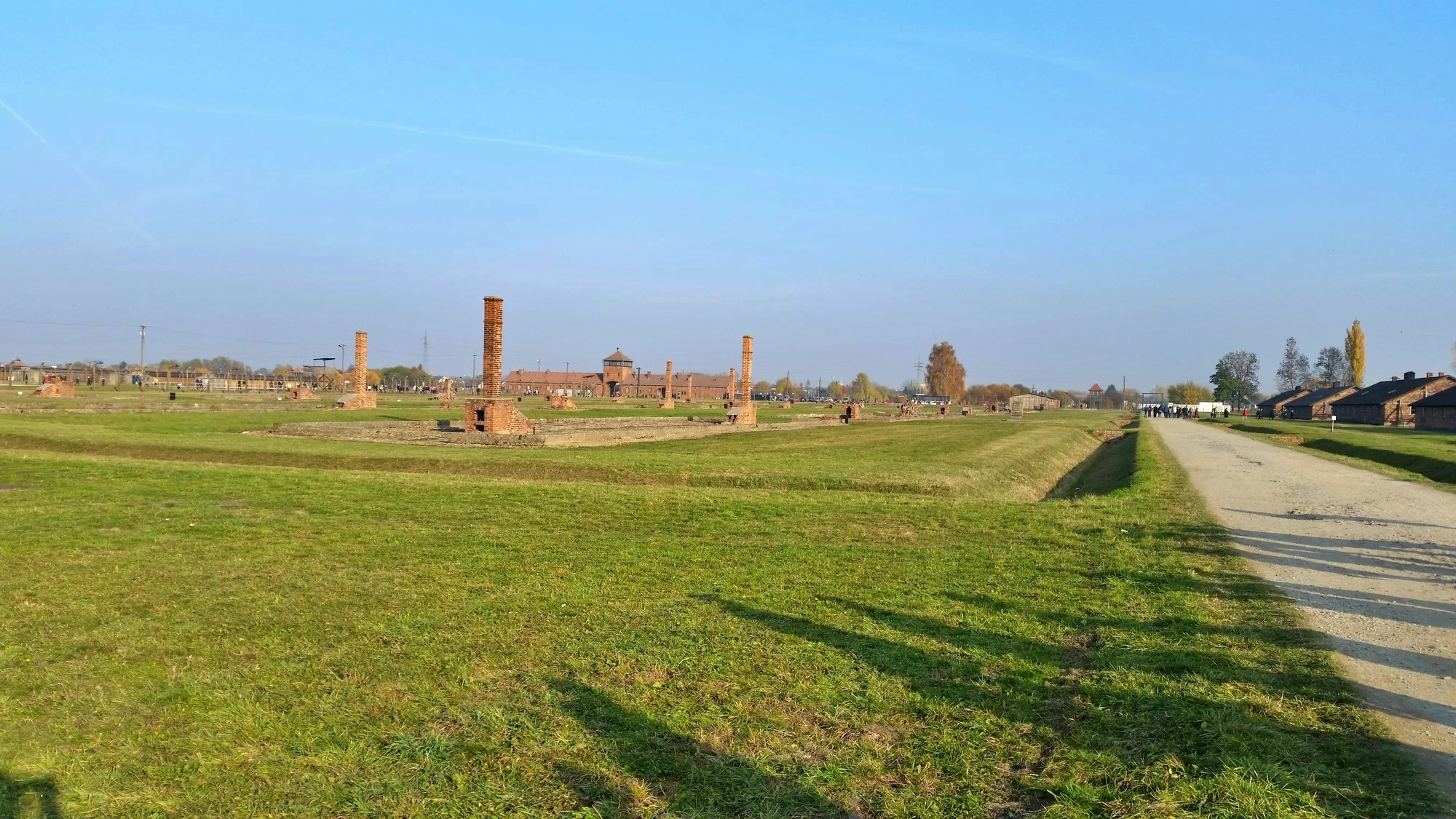 Ruiner av baracker i Birkenau Ruiner av baracker i Birkenau