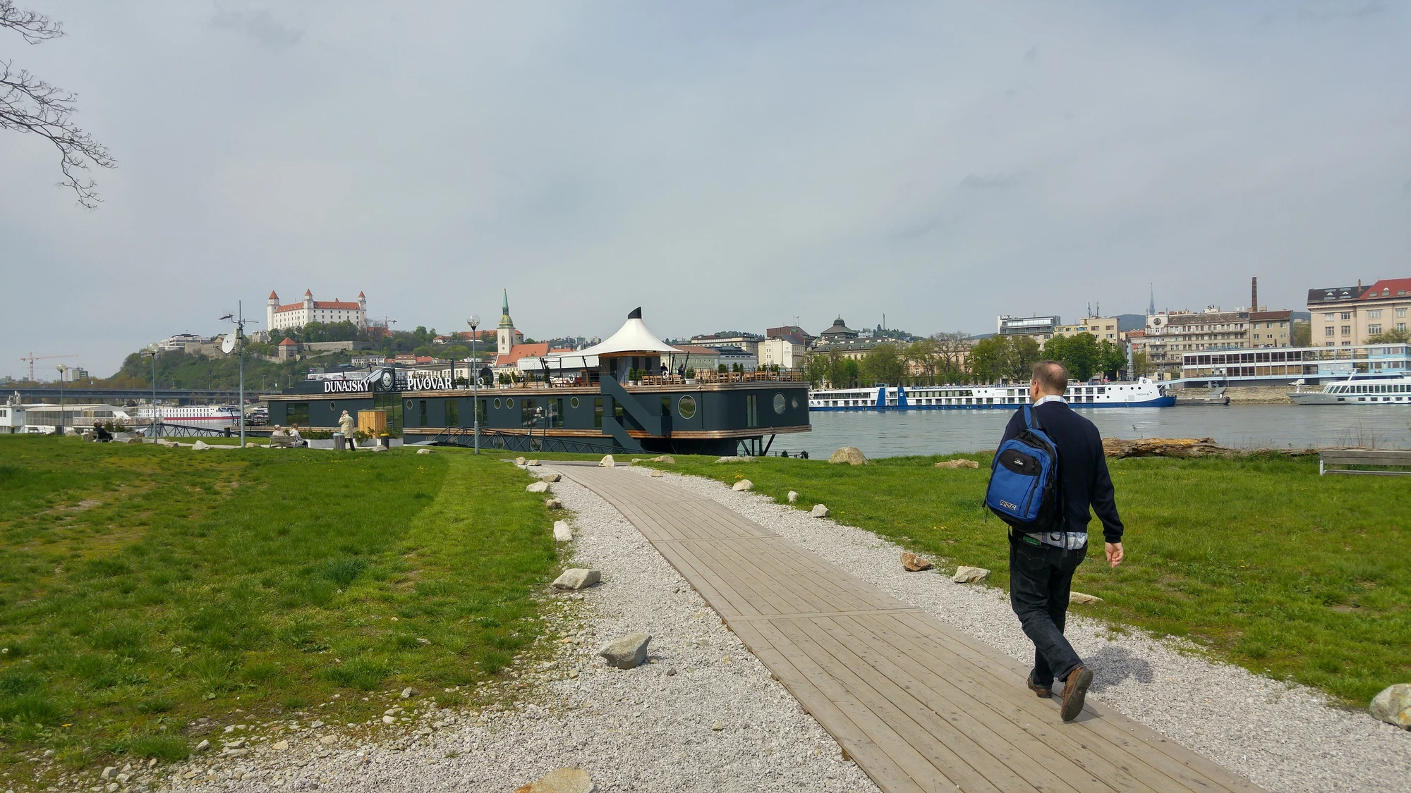 På väg till Dunaj Brewery, på andra sidan av Donau med en fin vy över stan och slottet