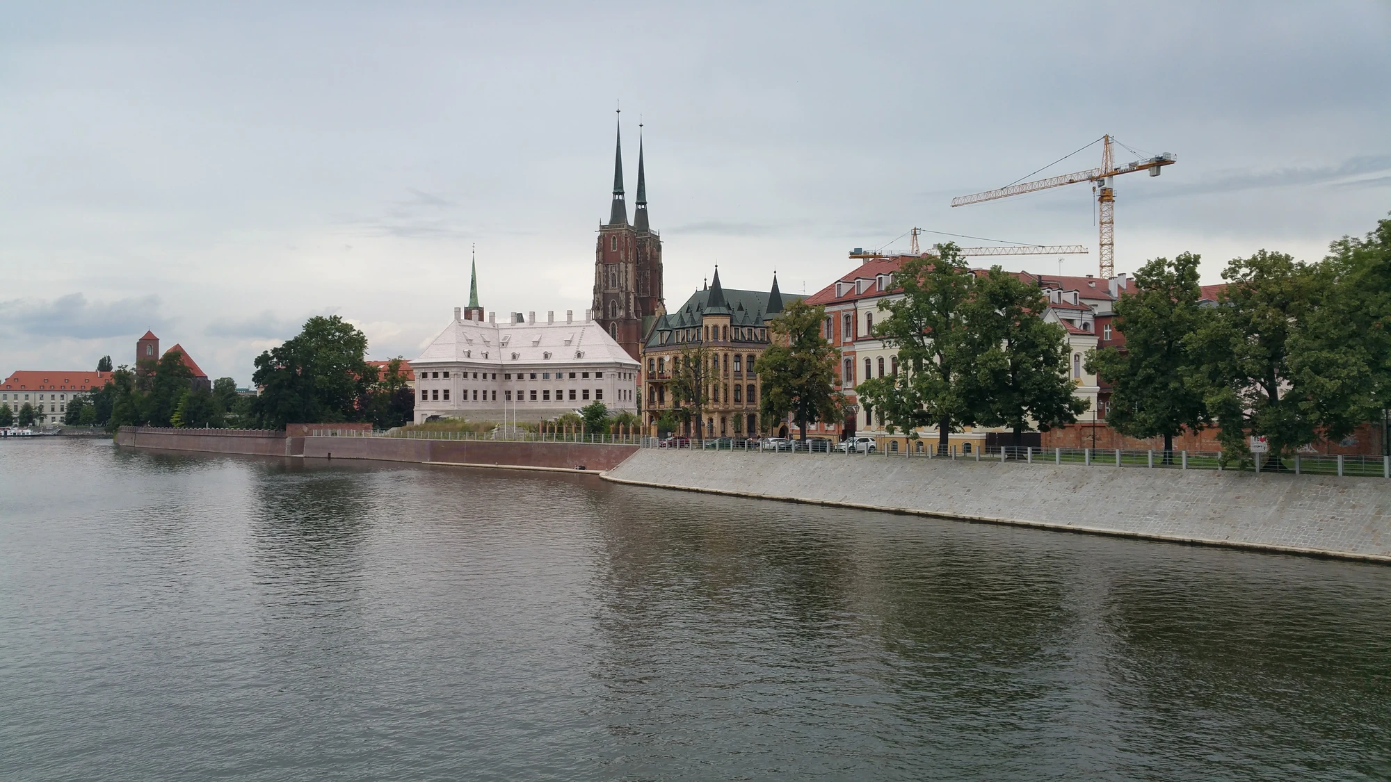 Floden Oder med St. John the Baptist Katedralen i bakgrunden Floden Oder med St. John the Baptist Katedralen i bakgrunden