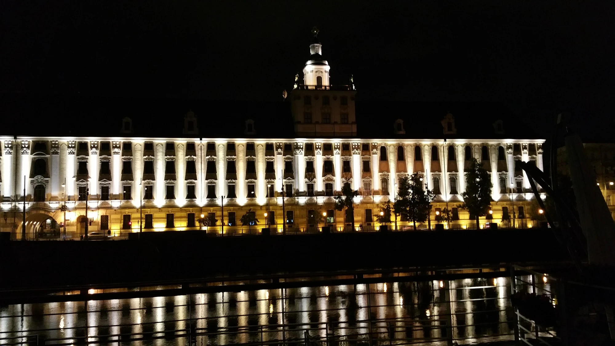 Kvällsbild Wrocławs universitet Kvällsbild Wrocławs universitet