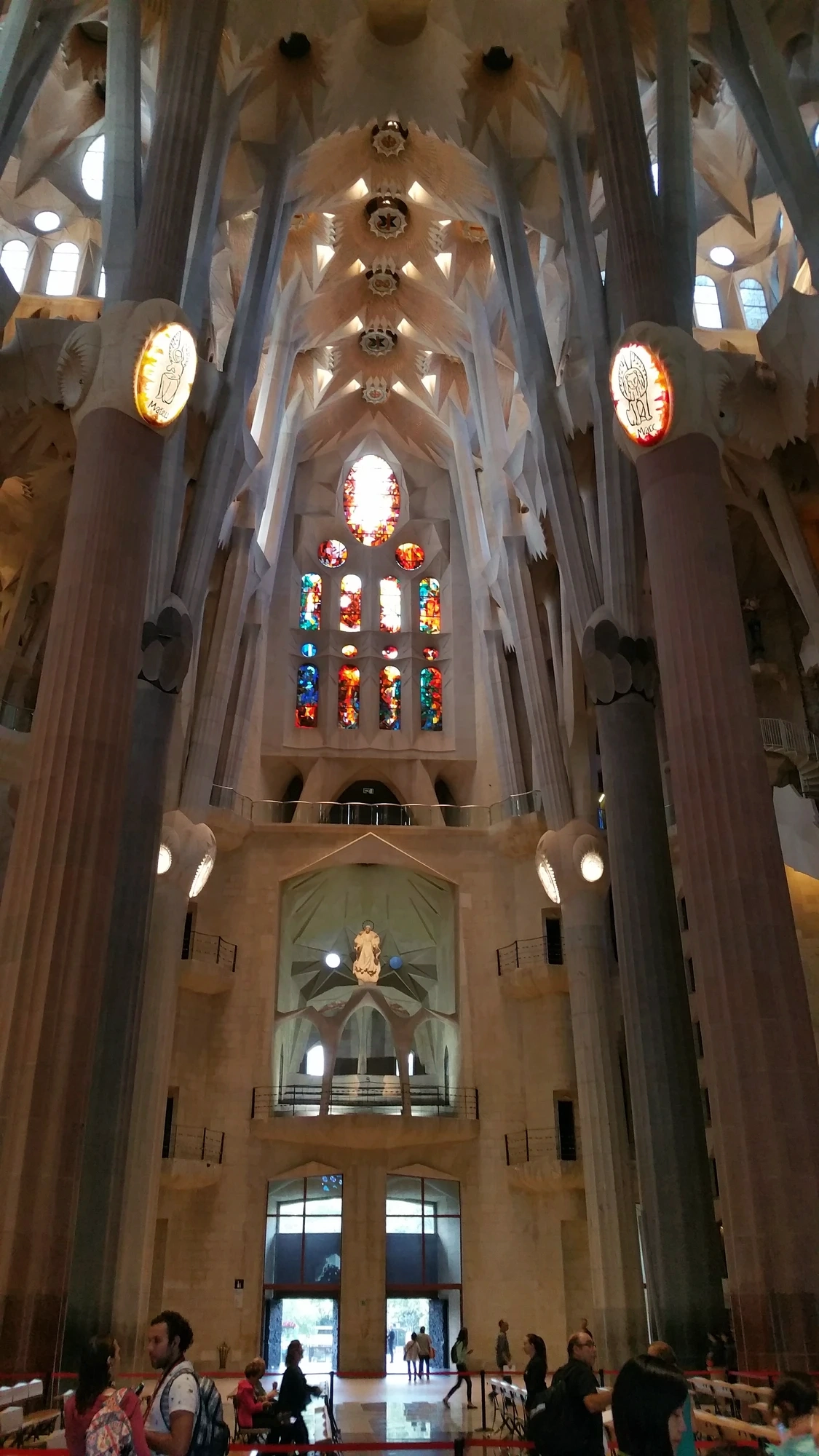 Inne i Sagrada Familia Inne i Sagrada Familia