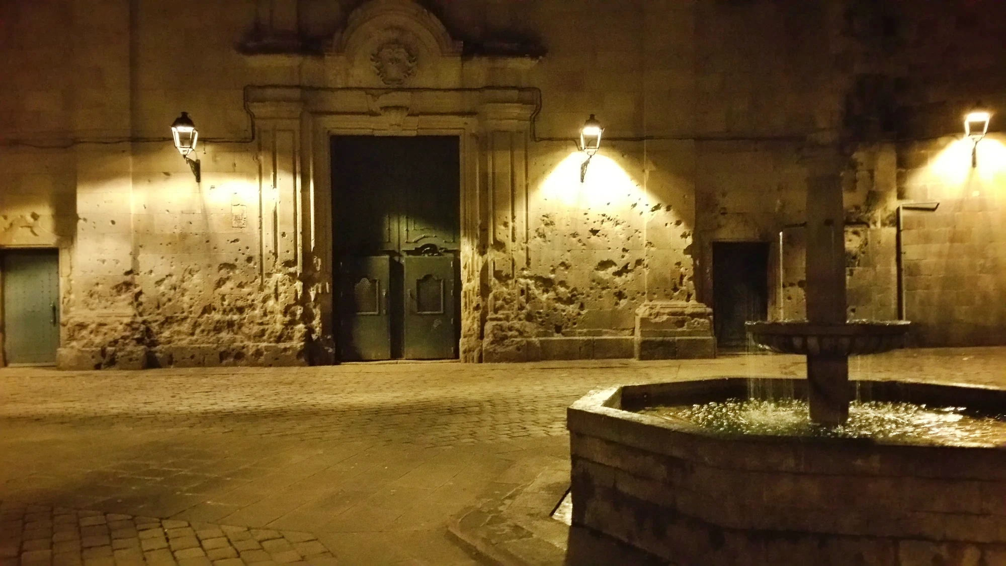 Plaça de Sant Felip Neri, fortfarande ärrad efter inbördeskriget på 30-talet Plaça de Sant Felip Neri, fortfarande ärrad efter inbördeskriget på 30-talet
