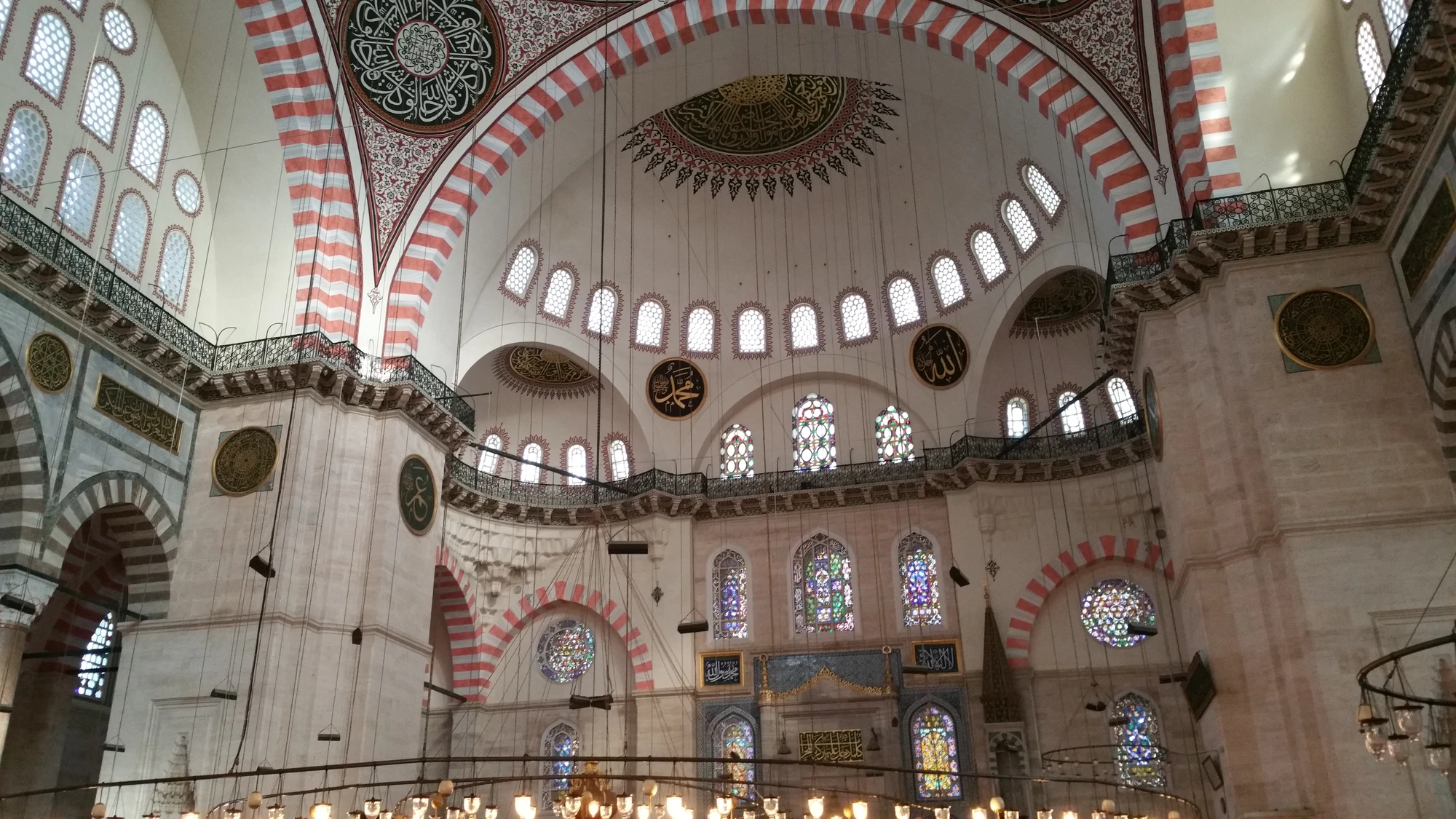 Inne i Suleymaniye Mosque med dess takdekorationer Inne i Suleymaniye Mosque med dess takdekorationer
