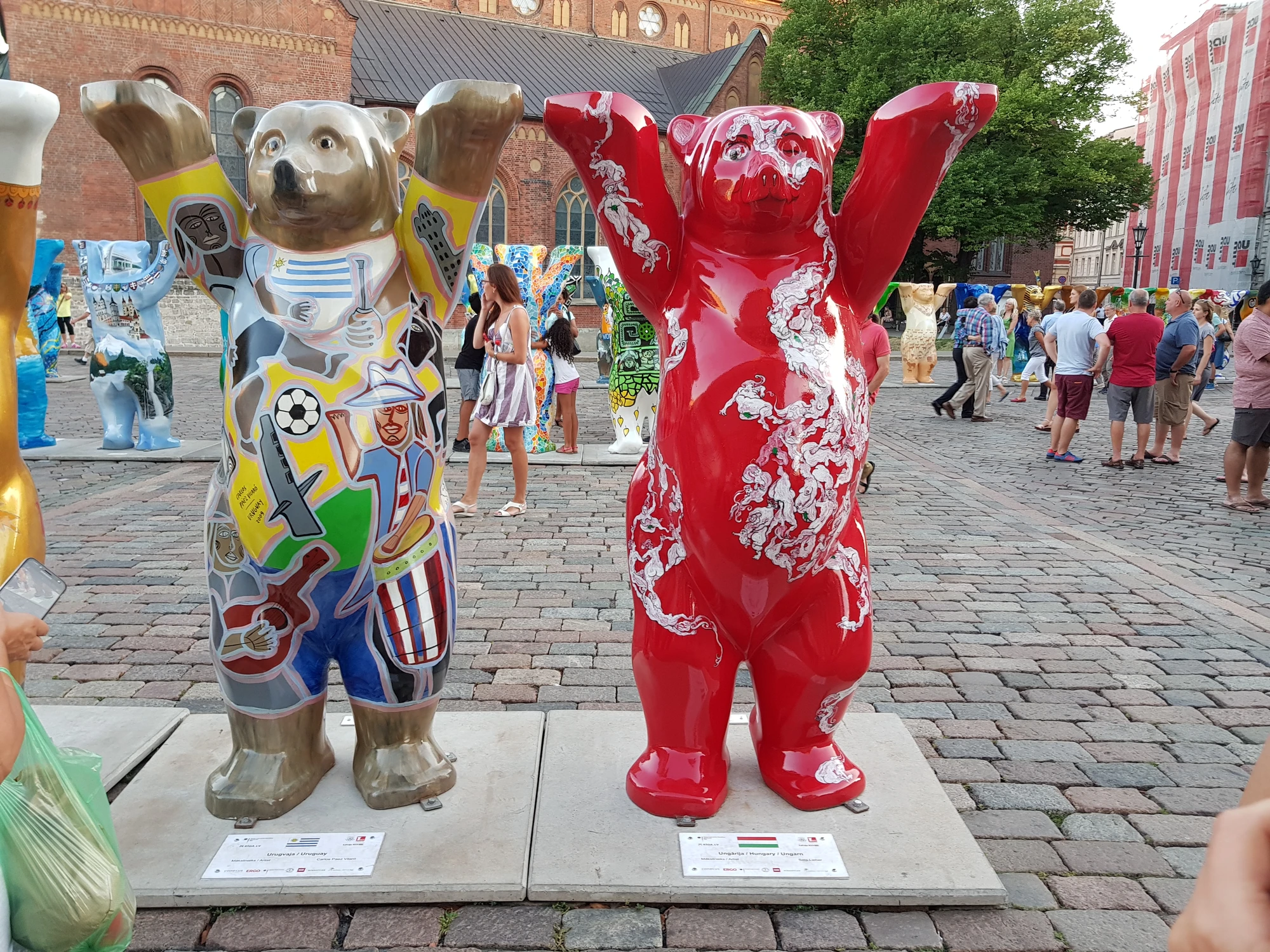 Björnutställning i en annan del av torget. en Björn per land (i Europa?) Björnutställning i en annan del av torget. en Björn per land (i Europa?)