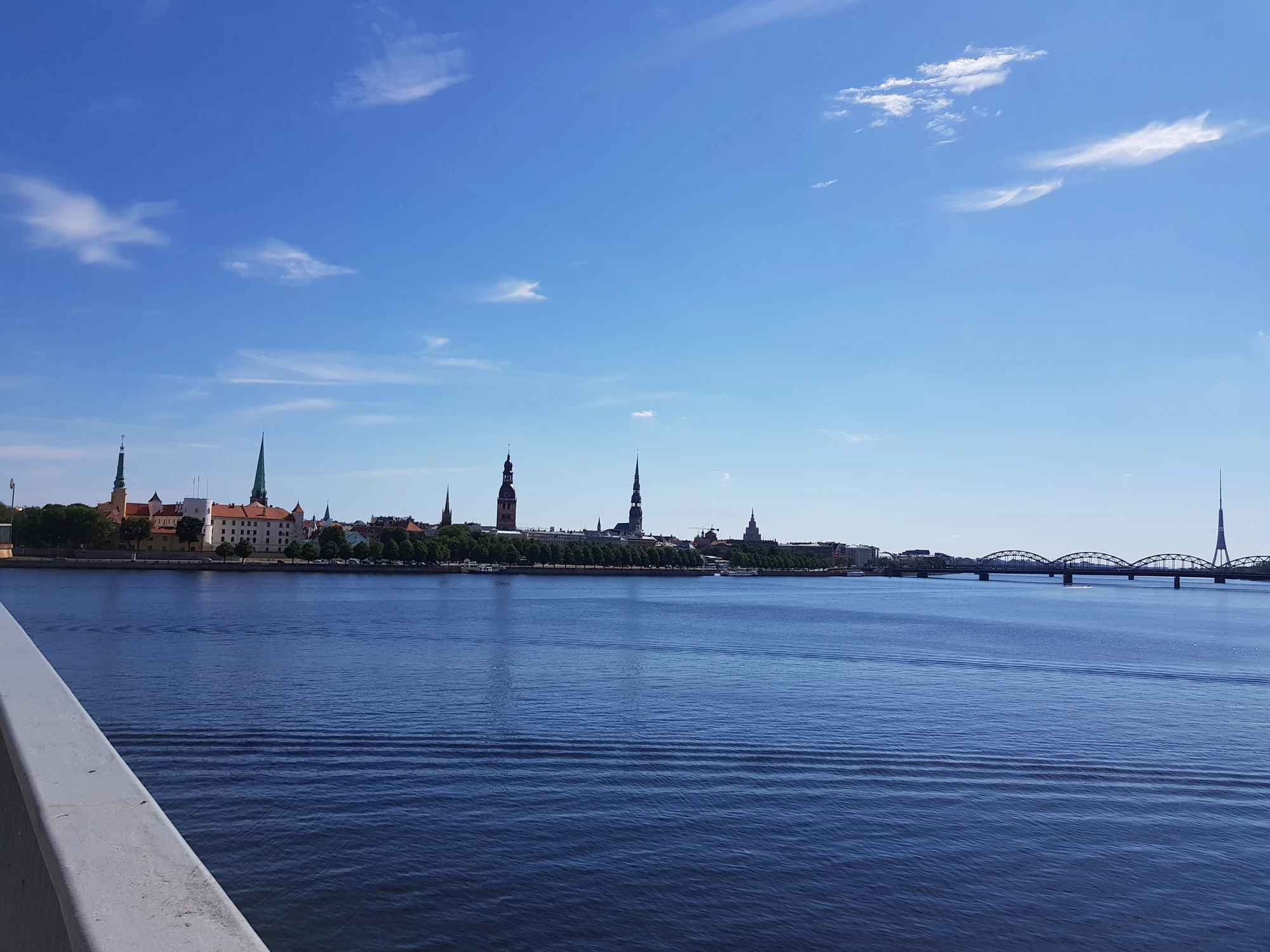 Vy in mot stan från ena bron över floden. Extremt varmt just då. Vy in mot stan från ena bron över floden. Extremt varmt just då.