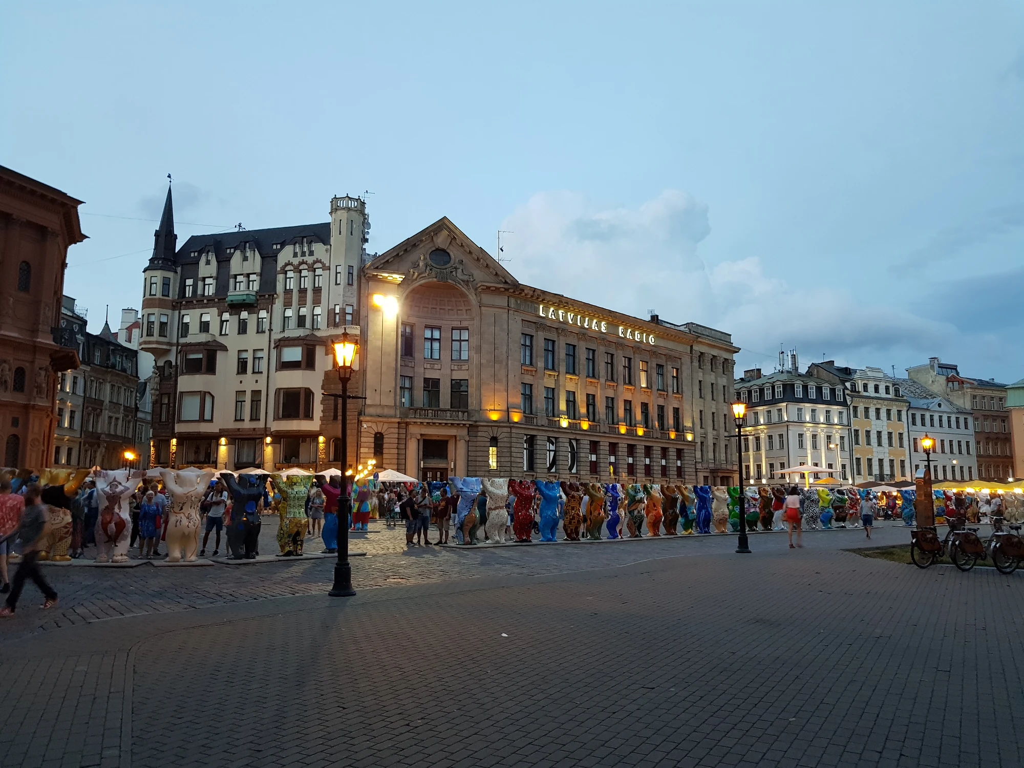 En annan blid med alla björnar samlade En annan blid med alla björnar samlade