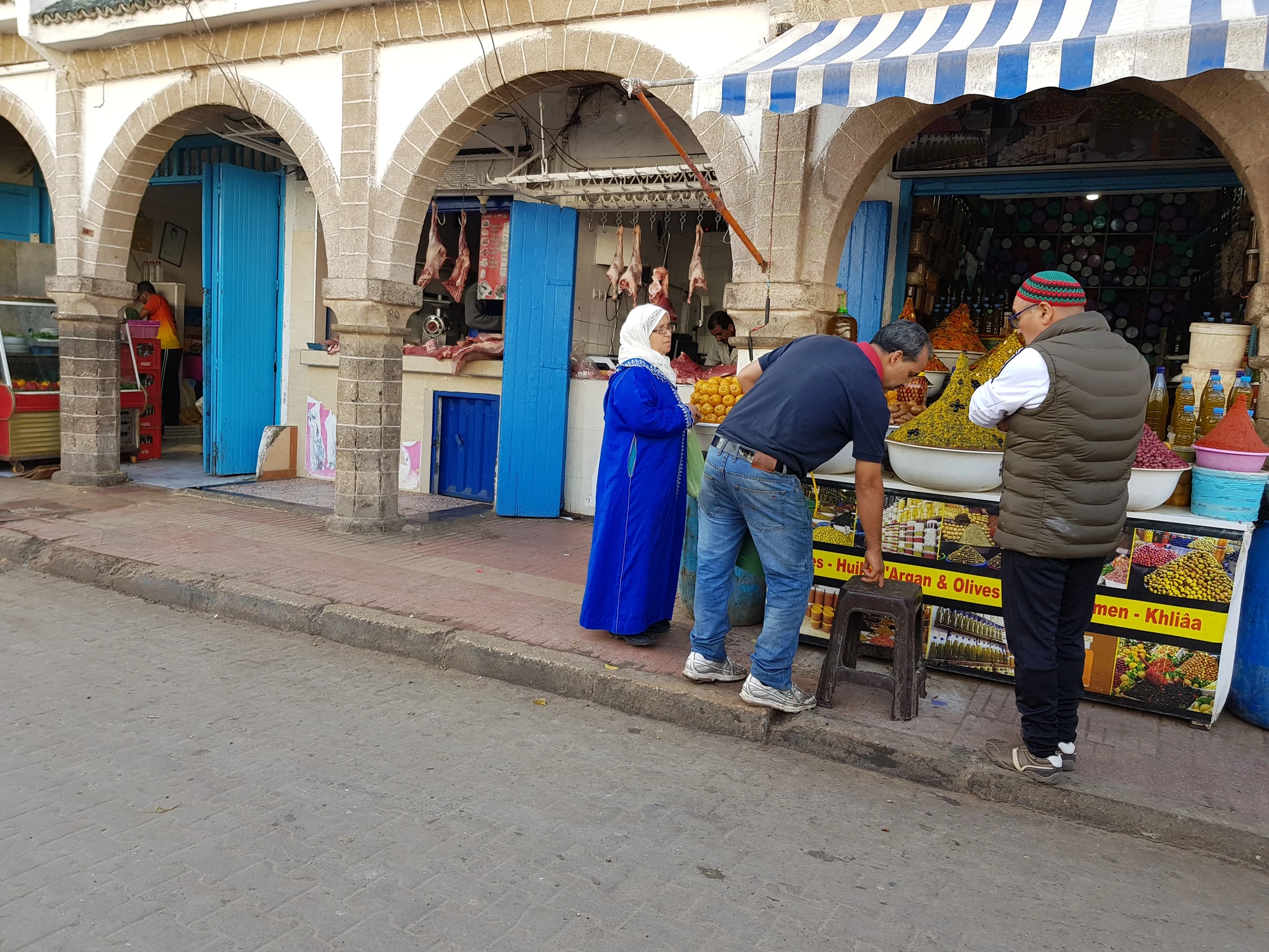 Kommers inne i stan, betydligt lugnare än i Marrakech