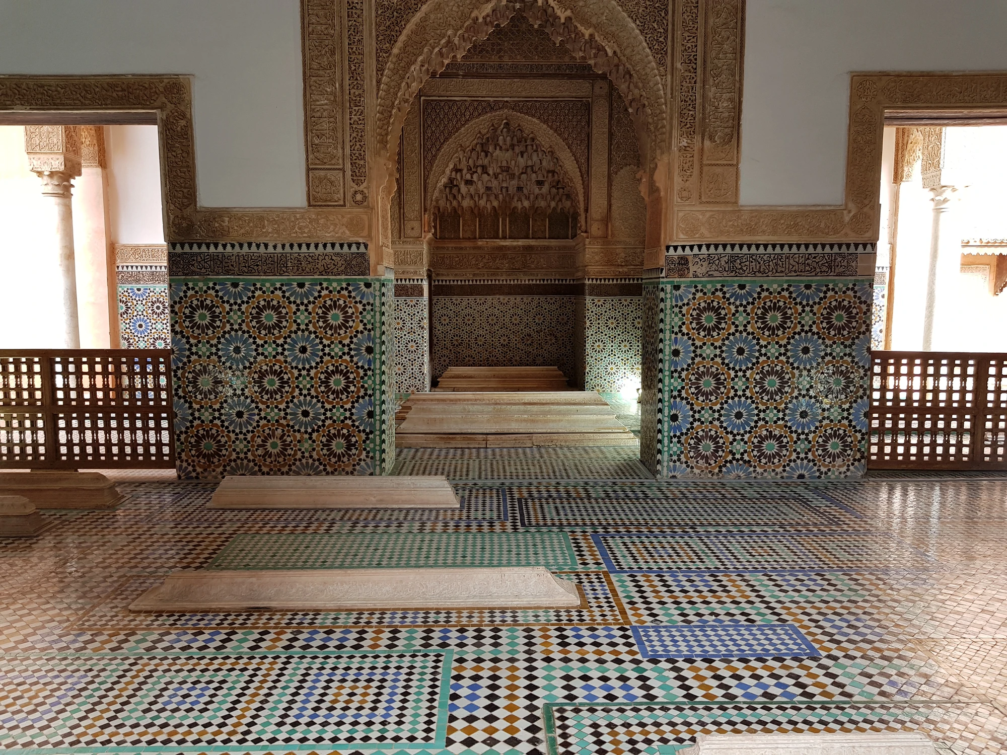 Inne i Kasbah Moskén, vacker mosaik