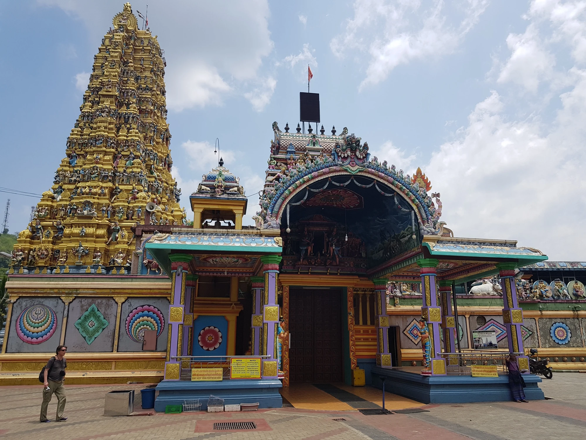 Hinduiskt tempel, Sri Muthumari Amman Kovil, på väg till Kandy Hinduiskt tempel, Sri Muthumari Amman Kovil, på väg till Kandy