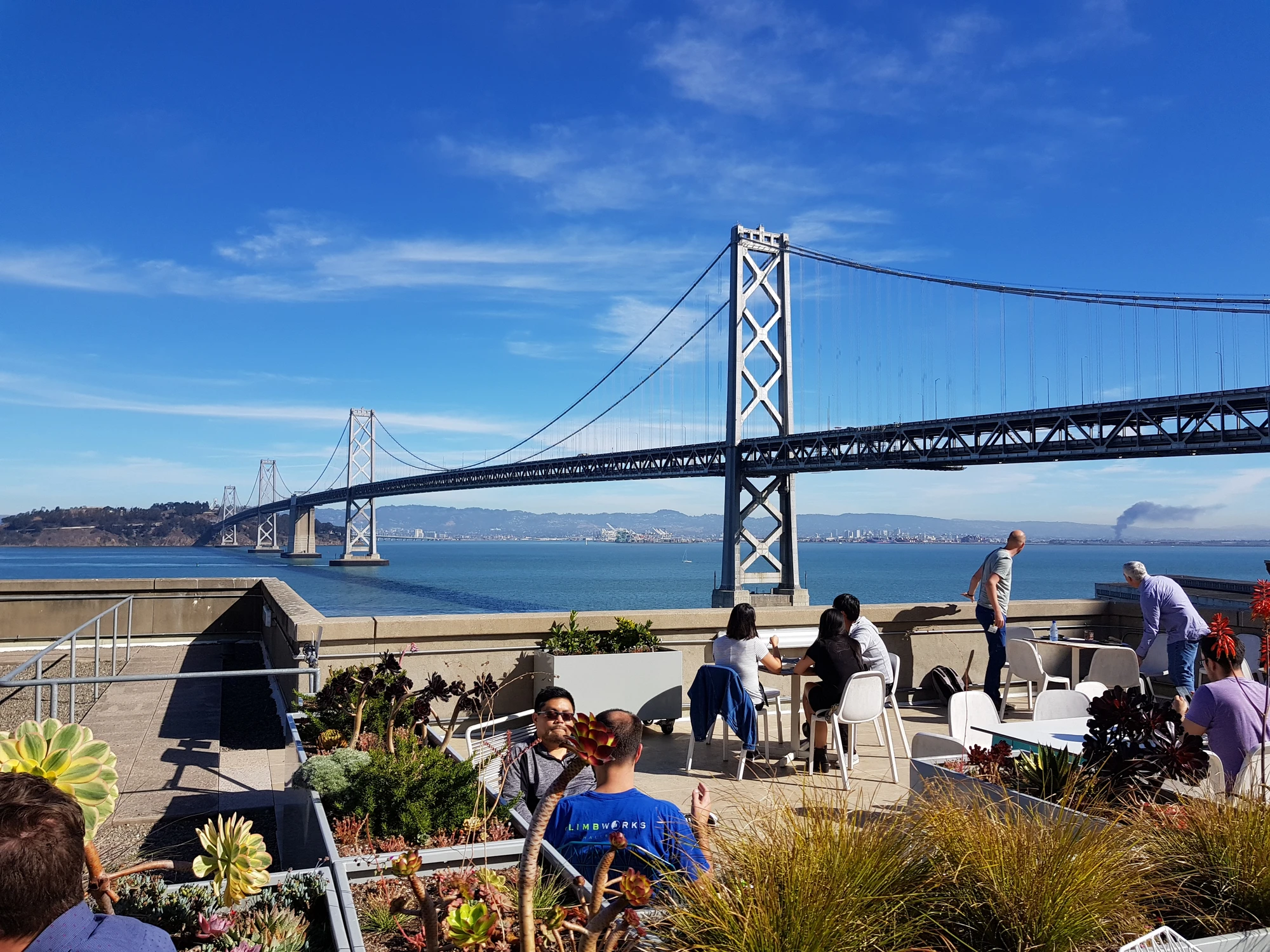 Sista dagen, besök Google. Vy över Oakland Bridge Sista dagen, besök Google. Vy över Oakland Bridge
