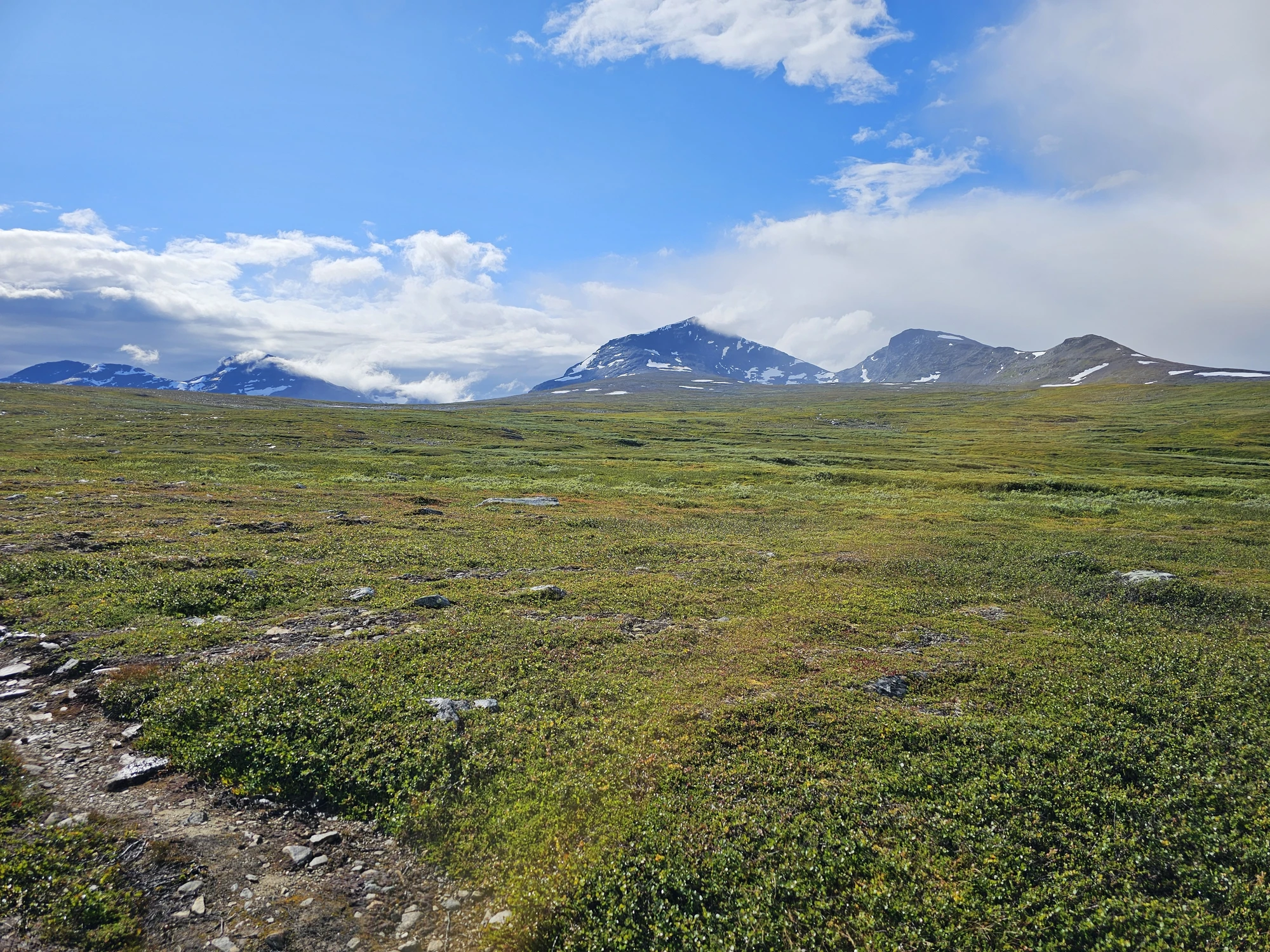 Vi närmar oss Sytersugan. Solen sken, men bara några minuter senare kom skyfallet och det började blåsa rejält Vi närmar oss Sytersugan. Solen sken, men bara några minuter senare kom skyfallet och det började blåsa rejält