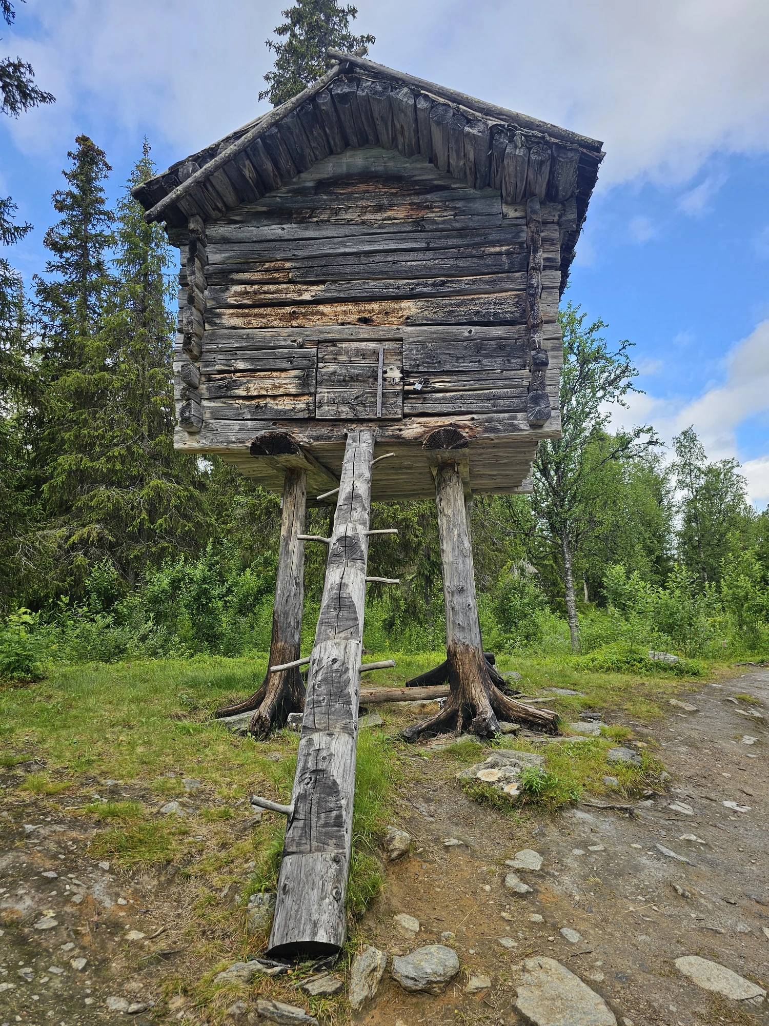 Samisk stolpbod i Fatmomakke kyrkstad Samisk stolpbod i Fatmomakke kyrkstad