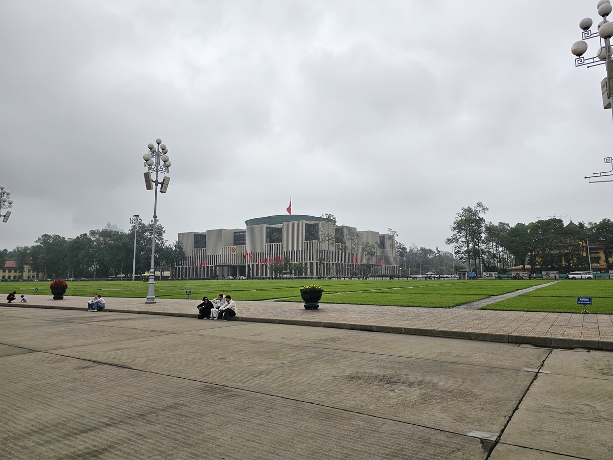 Nybrutalistisk myndighetsbyggnad Hanoi