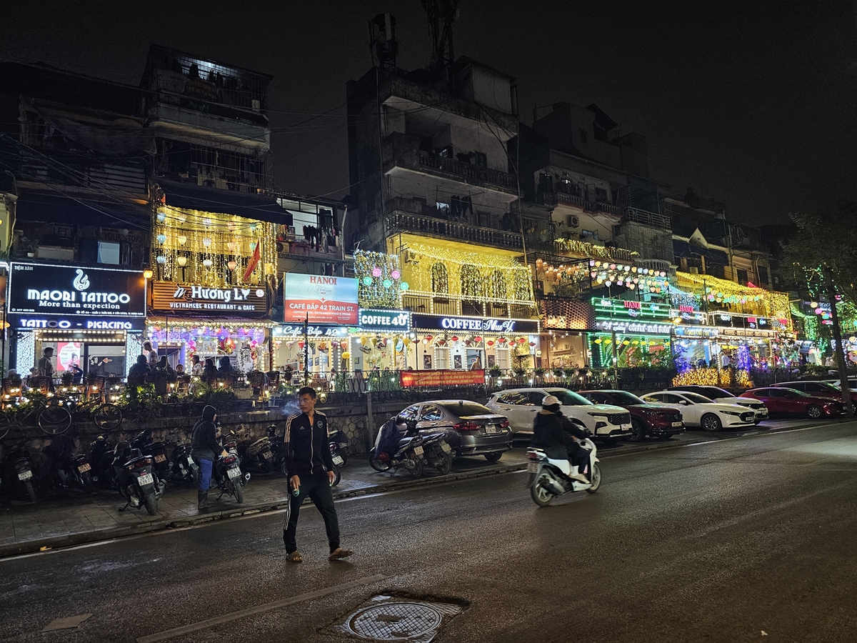 Tåggatan i Hanoi med alla barer