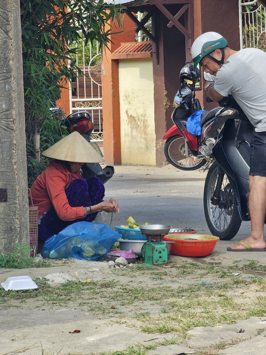 Matförsäljare vid Chùa Kim Bửu norr om Hoi An